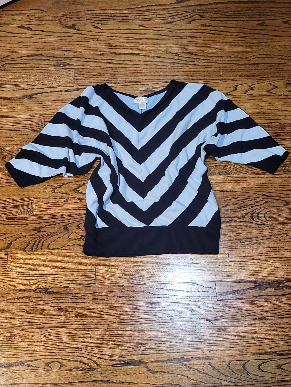 Carmen Marc Valvo Black and Light Blue Chevron V-Neck Short Sleeve Top